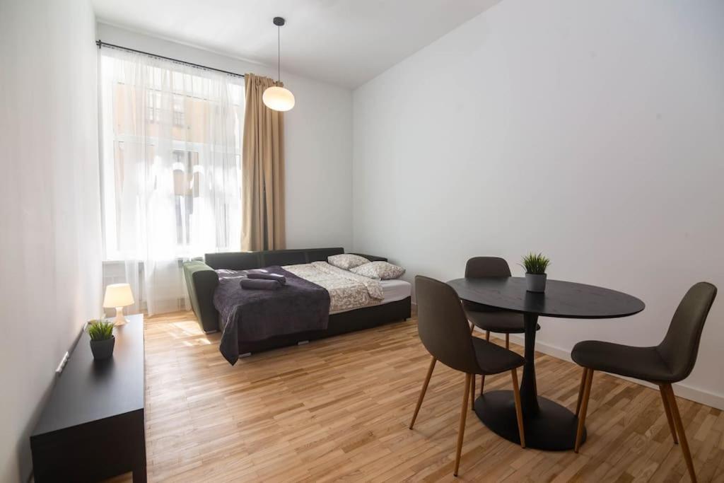 Cozy 2-bedroom Oasis In Căn hộ *